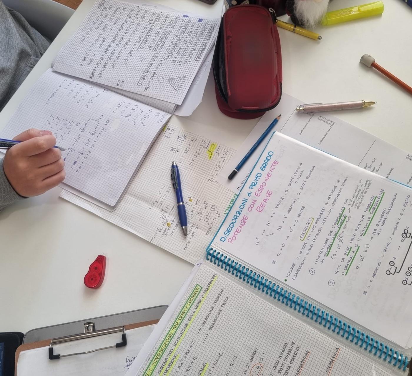 Bambini che svolgono i compiti durante il doposcuola per DSA e BES