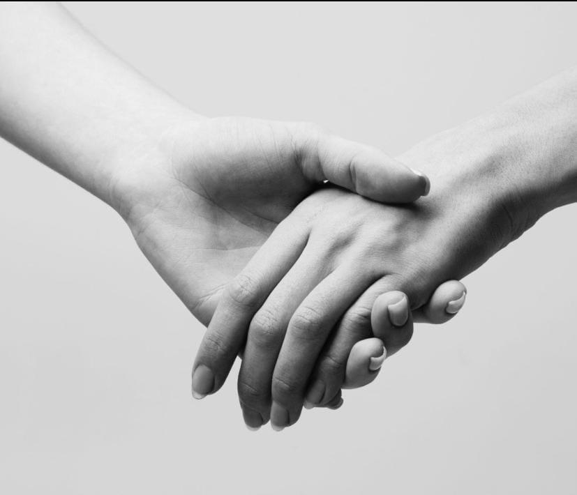 Due mani che si stringono, immagine di accompagnamento al percorso su violenza di genere